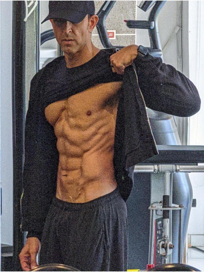 ऋतिक रोशन ने फ्लॉन्ट किए एब्स, 48 की उम्र में ऐसी फिटनेस देख हैरान फैंस