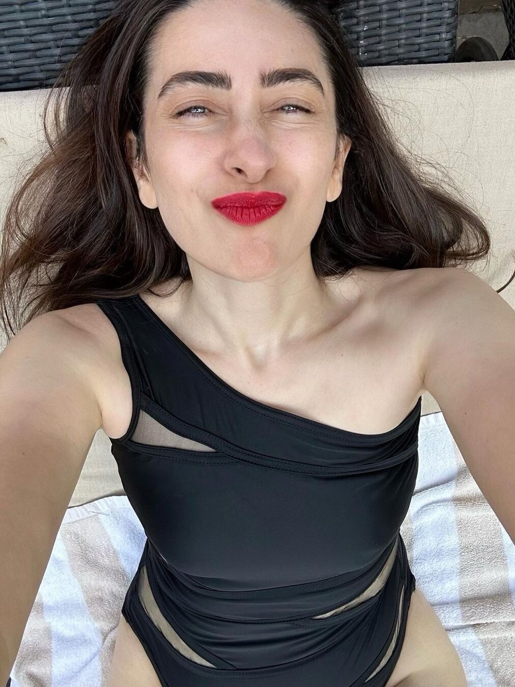 48 की उम्र में बेटी की बड़ी बहन लगती हैं करिश्मा, मोनोकनी में दिए किलर पोज