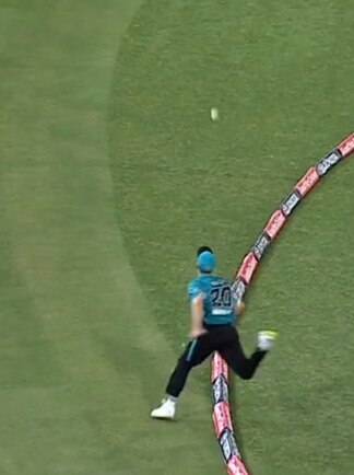 OUT না SIX? কেন এই ক্যাচ ঘিরে এত বিতর্ক