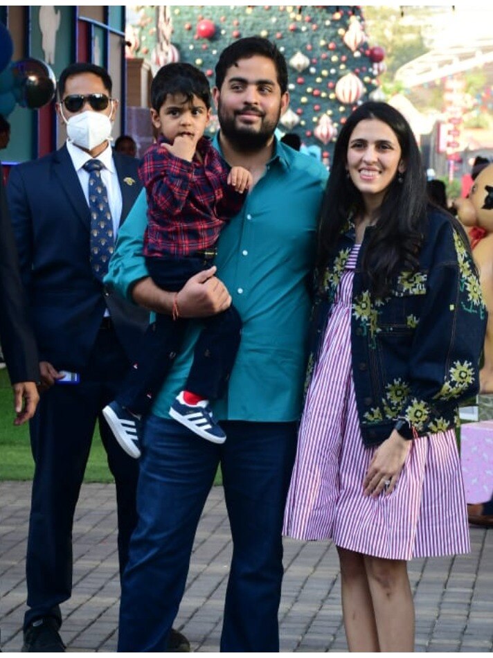 मुकेश अंबानी के पोते के बर्थडे का जश्न, आकाश संग पहुंचीं बहू श्लोका