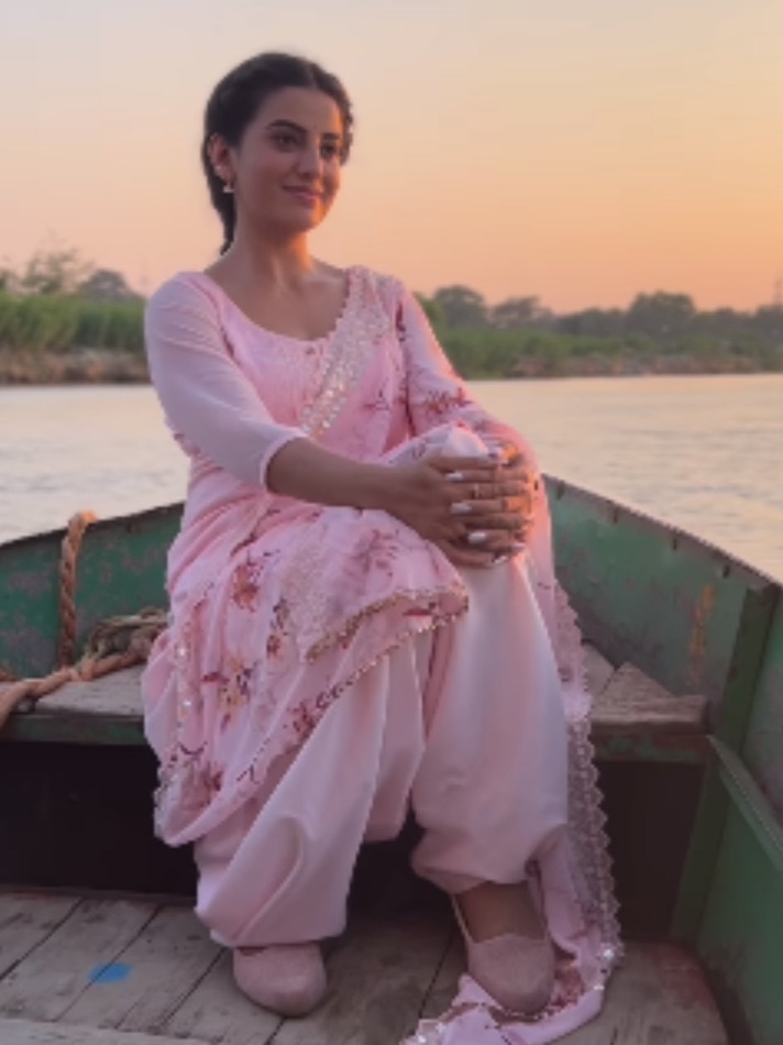 किसकी चाहत में फकीर बनने को तैयार अक्षरा? नदी किनारे कर रहीं सैर