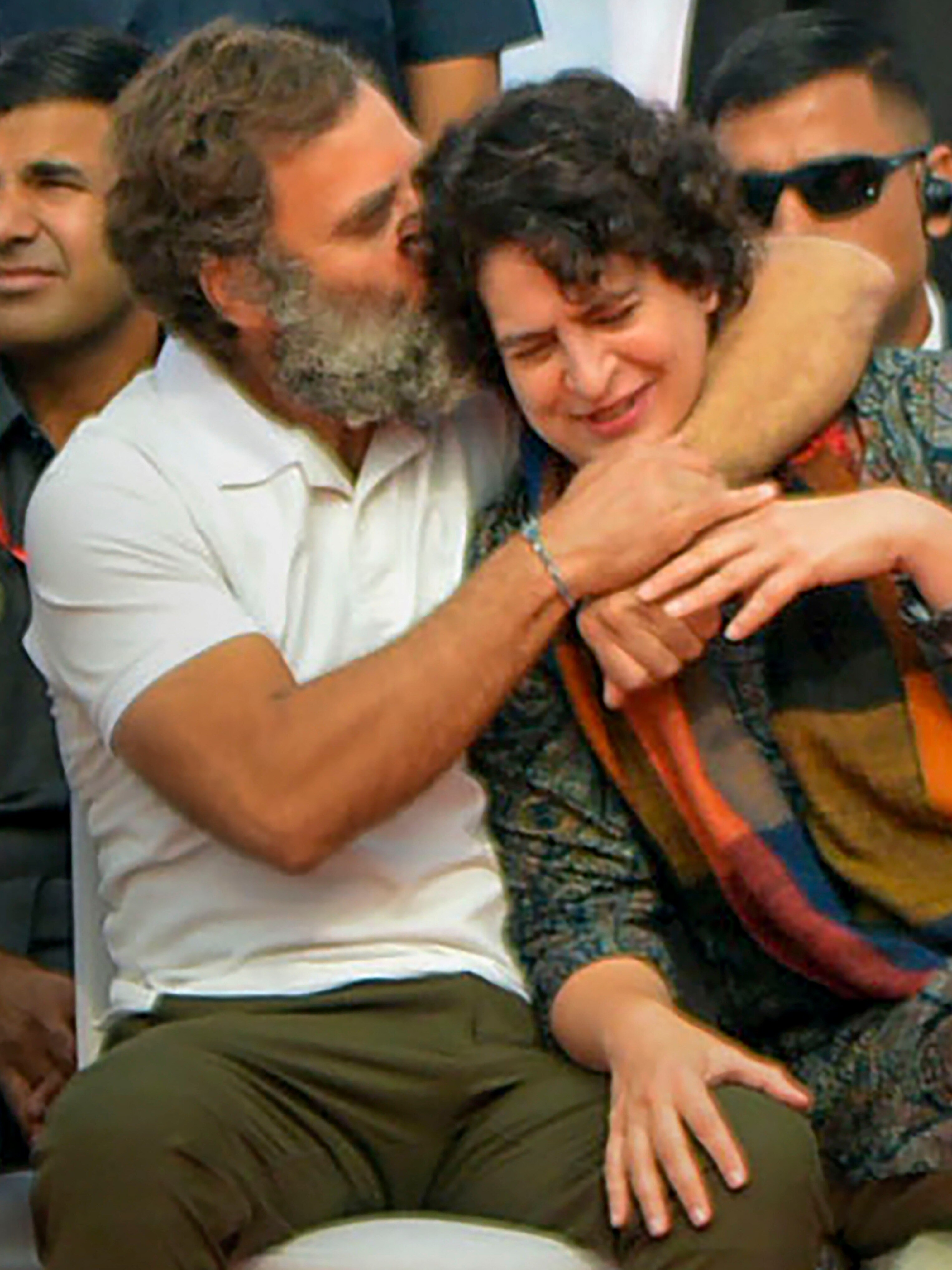 राहुल-प्रियंका की क्यूट सी बॉन्डिंग, देखें VIDEO