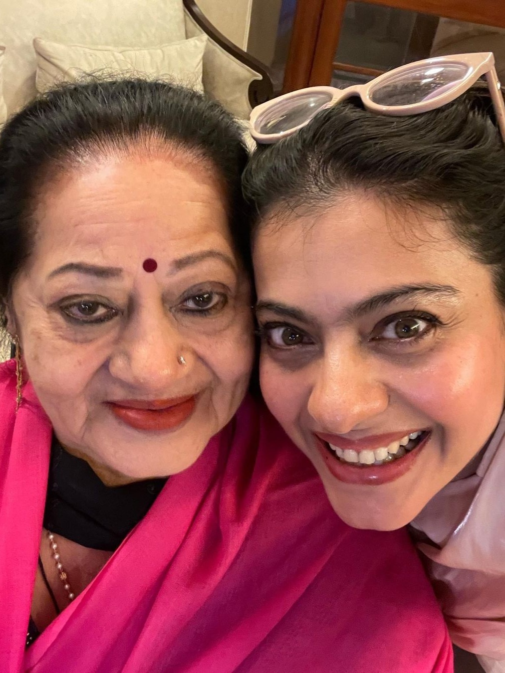 सास- ननद संग शेयर की काजोल ने फोटो, फैन्स बोले- परिवार को नजर न लगे