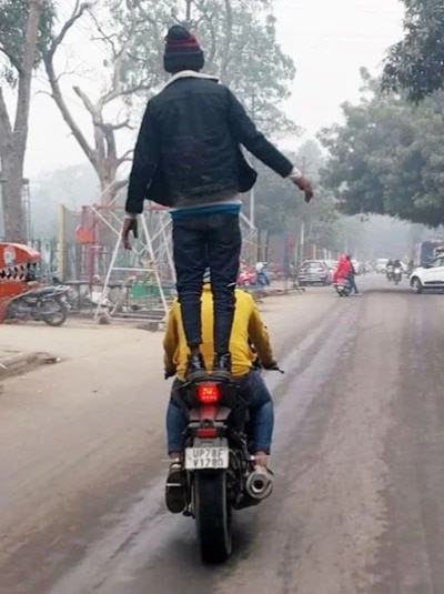 यूपी: चलती बाइक पर जबरदस्त स्टंट! देखें वायरल VIDEO