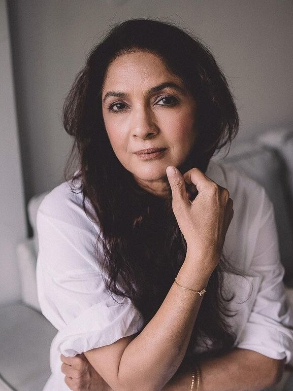 मिनी ड्रेस में 63 साल की नीना गुप्ता, फिटनेस देख इम्प्रेस हुए फैन्स  