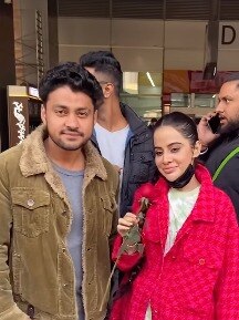 उर्फी का दीवाना, एयरपोर्ट पर देने पहुंचा गुलाब, एक्ट्रेस ने बना दिया भाई