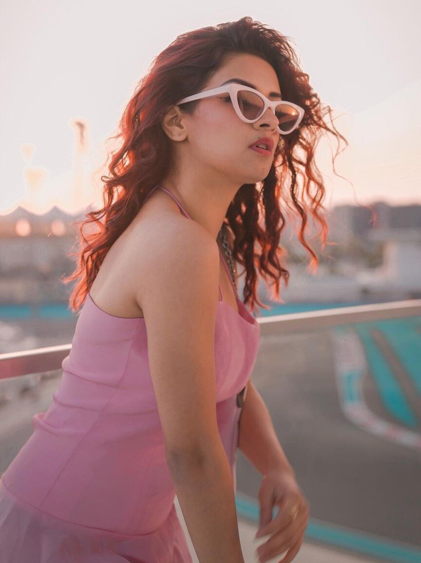 पिंक रिवीलिंग ड्रेस में अवनीत ने ढाया कहर, यूजर्स बोले- उर्फी की बहन बन गई