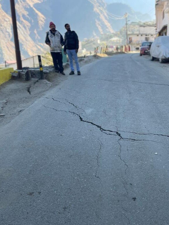 धरती चीरकर निकल रहा पानी, जोशीमठ में क्यों पड़ रहीं दरारें? 