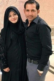 PAK क्रिकेटर सरफराज अहमद की लवस्टोरी जानते हैं? - Sarfaraz ahmed wife syeda khusbaht pakistani cricketer love story nz pak series tspo