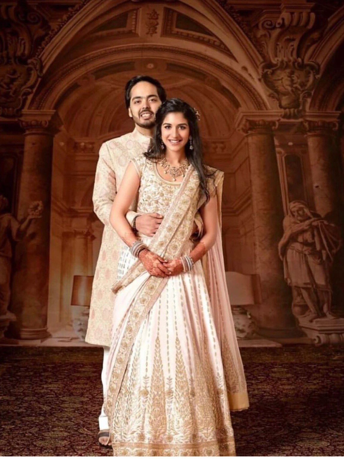 ट्रेडिशनल ड्रेस में खूबसूरत दिखती हैं अनंत अंबानी की होने वाली पत्नी राधिका