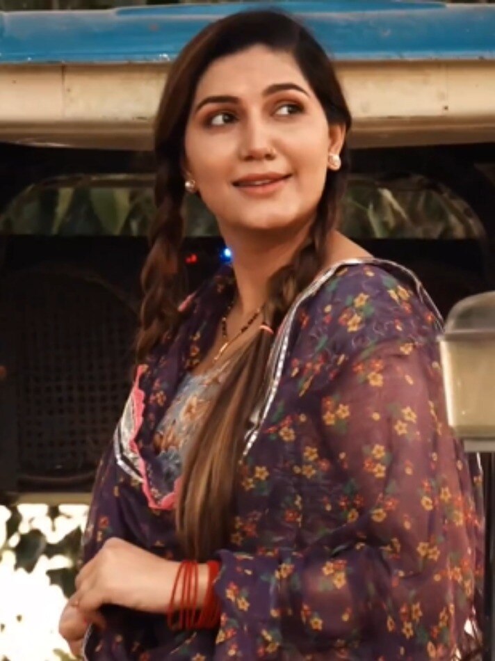 सूट पहने-दो चोटी बनाए किसके लिए नाचीं सपना चौधरी, बोलीं- तेरे पे शुरू, तेरे पे खत्म