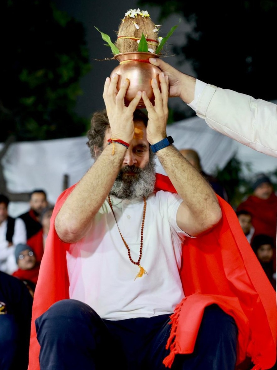 राहुल ने की पूजा-आरती, रक्षासूत्र बंधवाया, देखें PHOTOS 