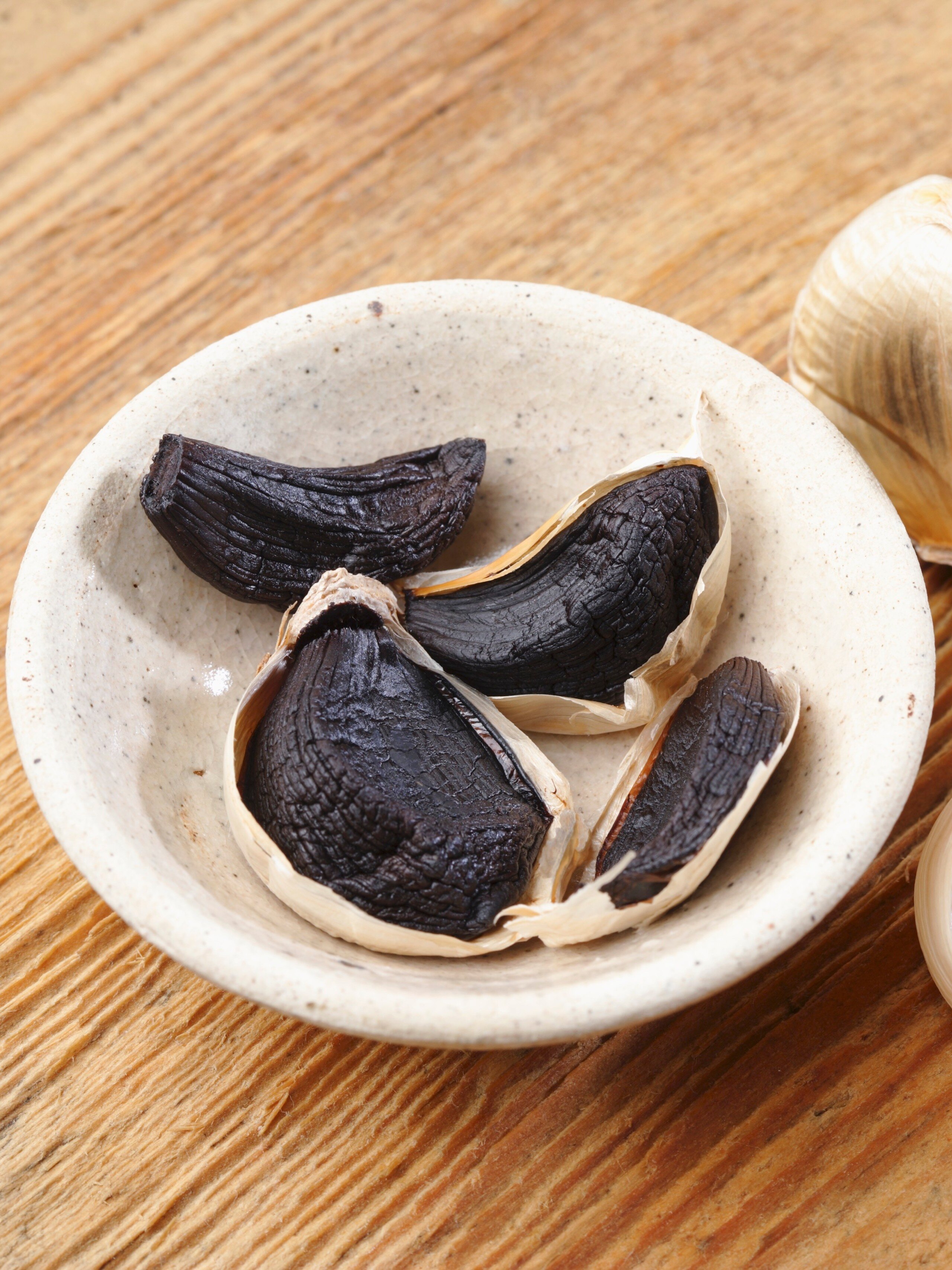 ঝাঁঝ কম, পুষ্টিতে ভরপুর কালো রসুন!