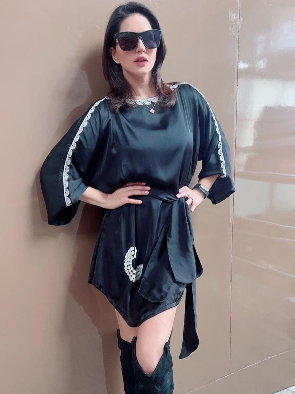 शंख बजाने में फेल हुईं सनी लियोनी, फैन्स बोले- तुमसे न हो पाएगा