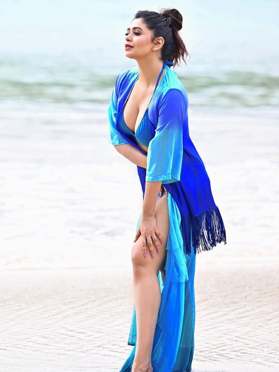 আসমানি বিকিনিতে 'জলপরী' ঋতাভরী 