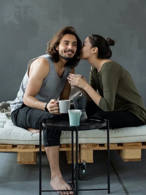 दूसरों के राज जानने में क्यों मजा आता है? जानें पूरा साइंस