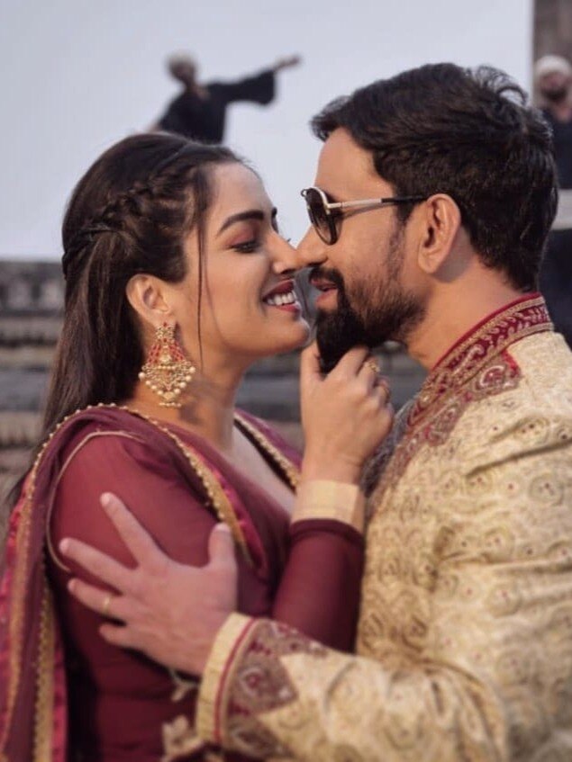 आम्रपाली के प्यार में शादीशुदा निरहुआ, एक पोस्ट ने बताया रिश्ते का सच