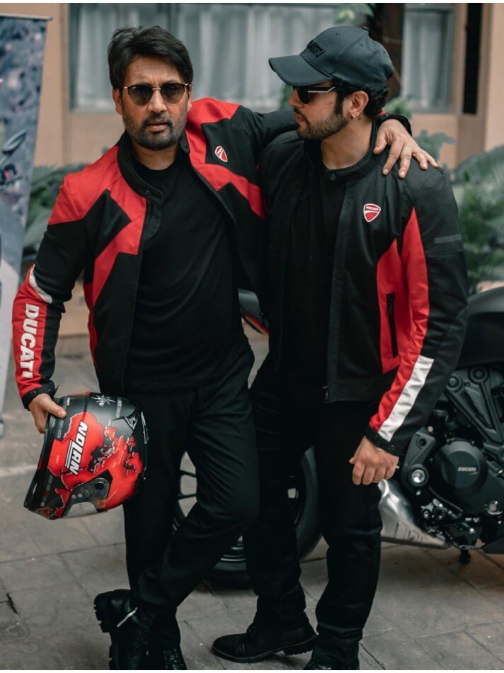 देखने में बेटे के बड़े भाई लगते हैं 60 साल के शेखर सुमन, ऐसे रहते हैं फ‍िट