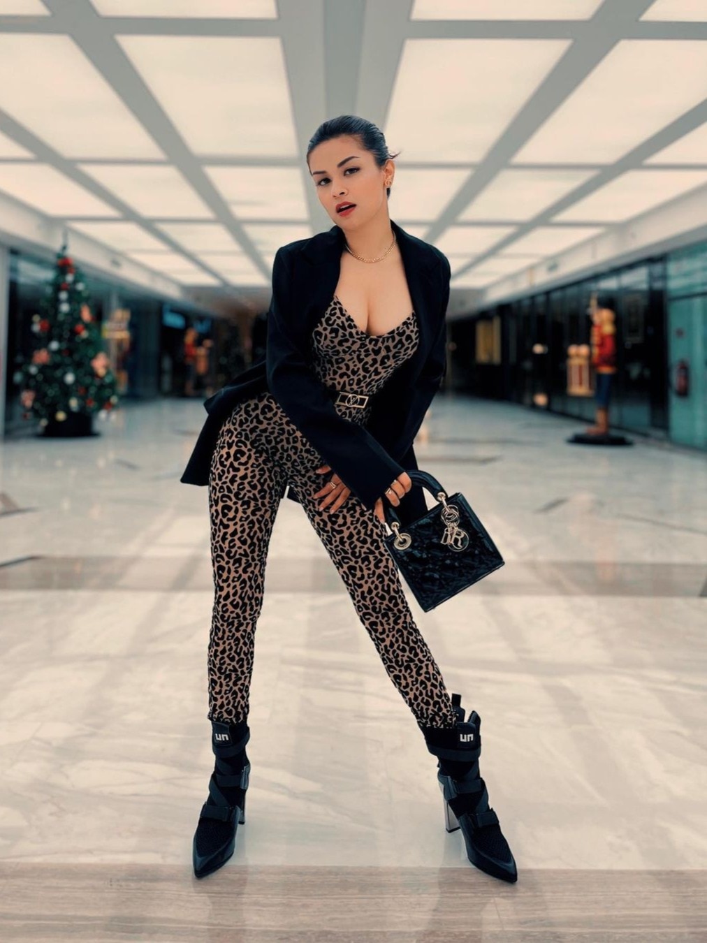 कमर के ऊपर एक्ट्रेस ने बनवाया टैटू, फैन्स बोले- इसका मतलब भी बता दो