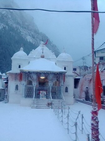 बर्फ से ढका गंगोत्री धाम तो कश्मीर में बर्फीला तूफान! 