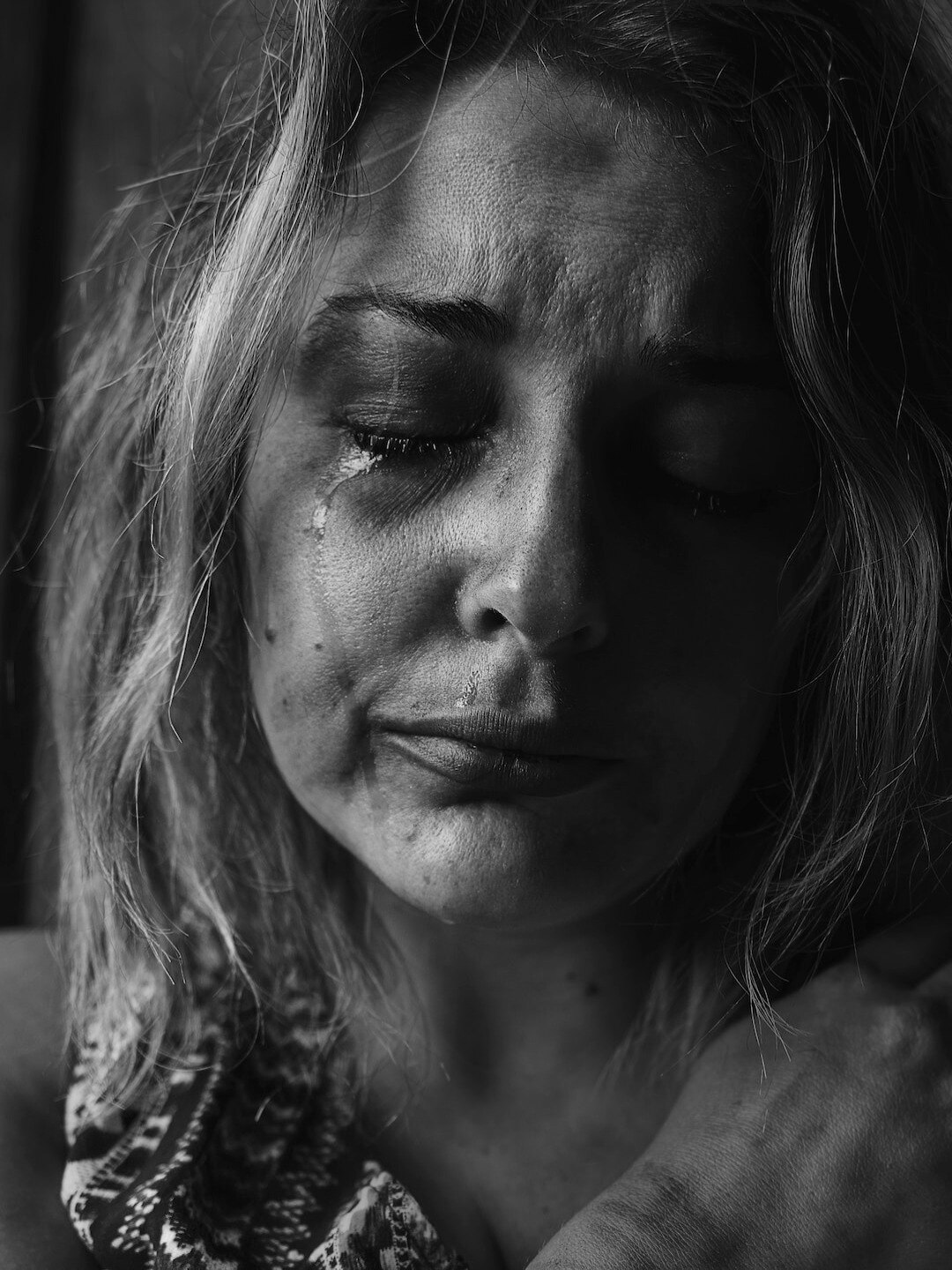 বাড়ির মহিলাদের অপমান করলে আসে দারিদ্র্য!