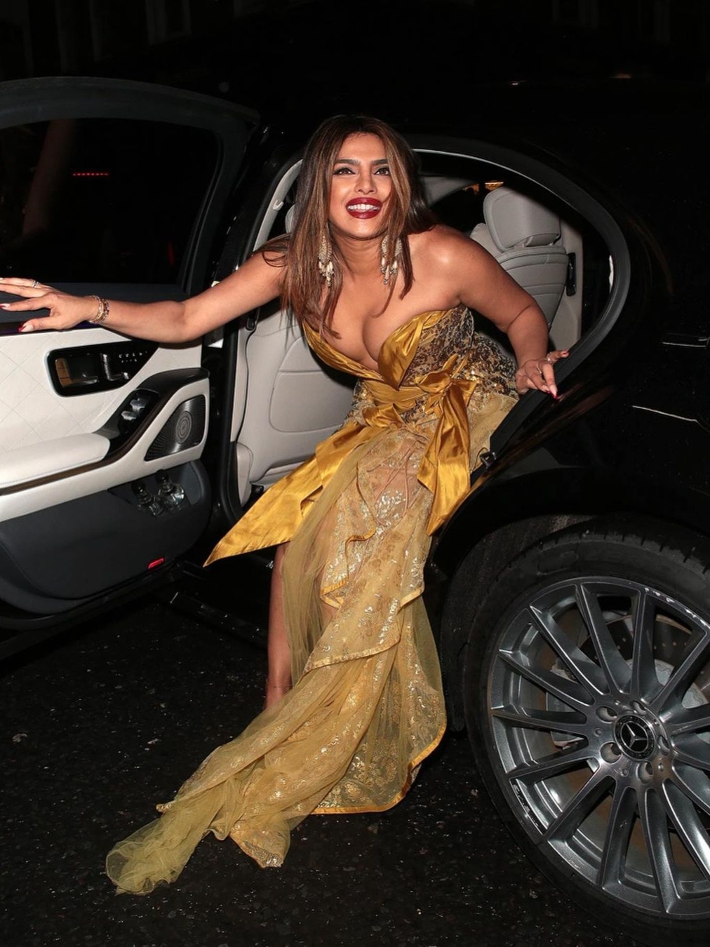 डीप नेक ड्रेस में प्रियंका का सेंशुअस लुक, लंदन की सड़कों पर मचाया तहलका