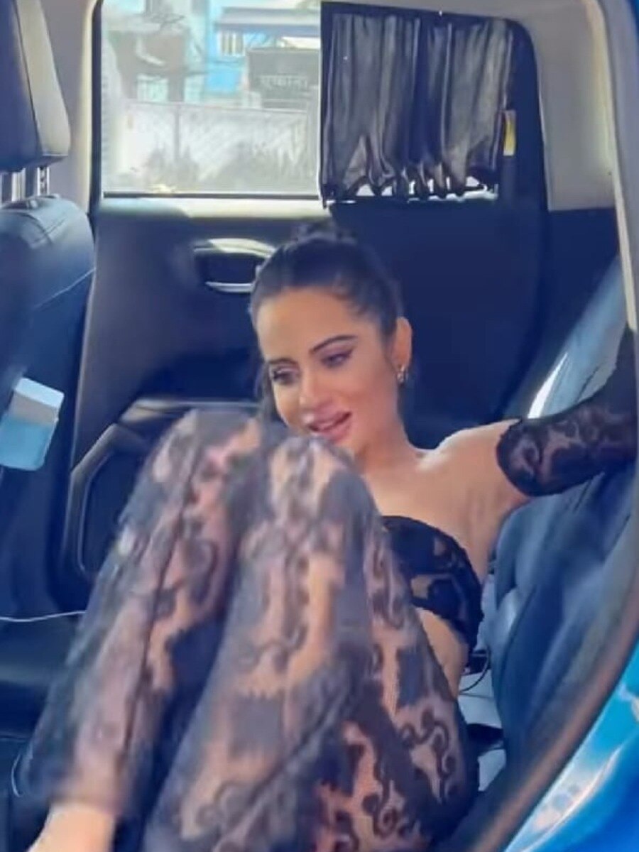 गिरते-लुढ़कते हुए गाड़ी में बैठीं उर्फी, ट्रोल्स बोले- इसे अक्ल दो 