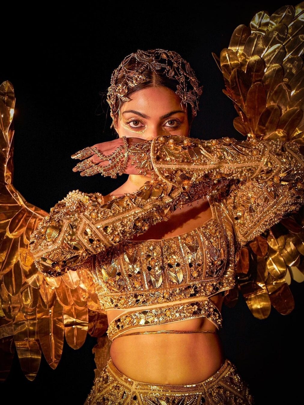 सोने के पंख, हाथ से बुना लहंगा, मिस यूनिवर्स में दिविता का शानदार आउटफिट, कैसे बना?