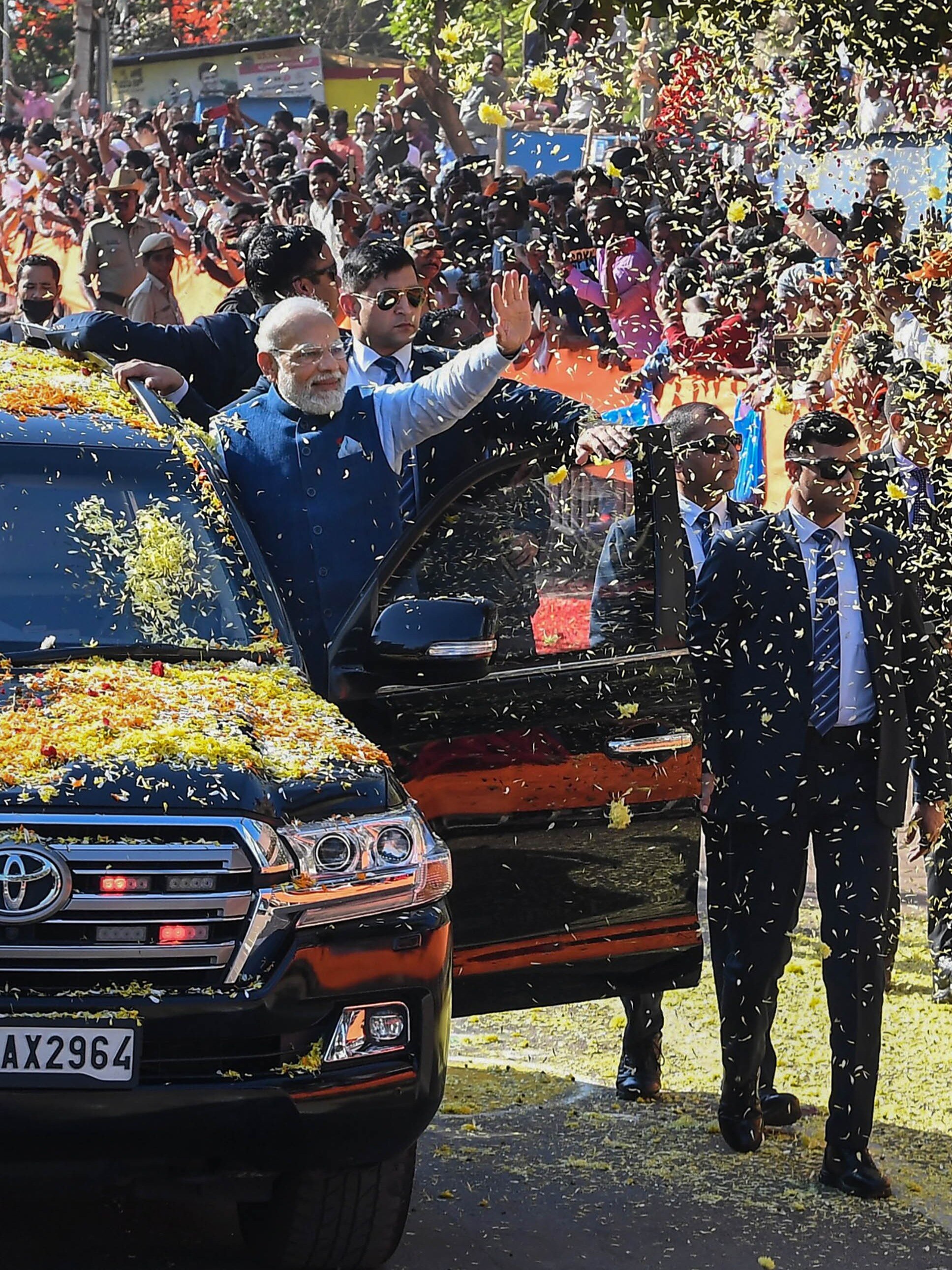 जब माला लेकर मोदी के नजदीक पहुंच गया शख्स! VIDEO