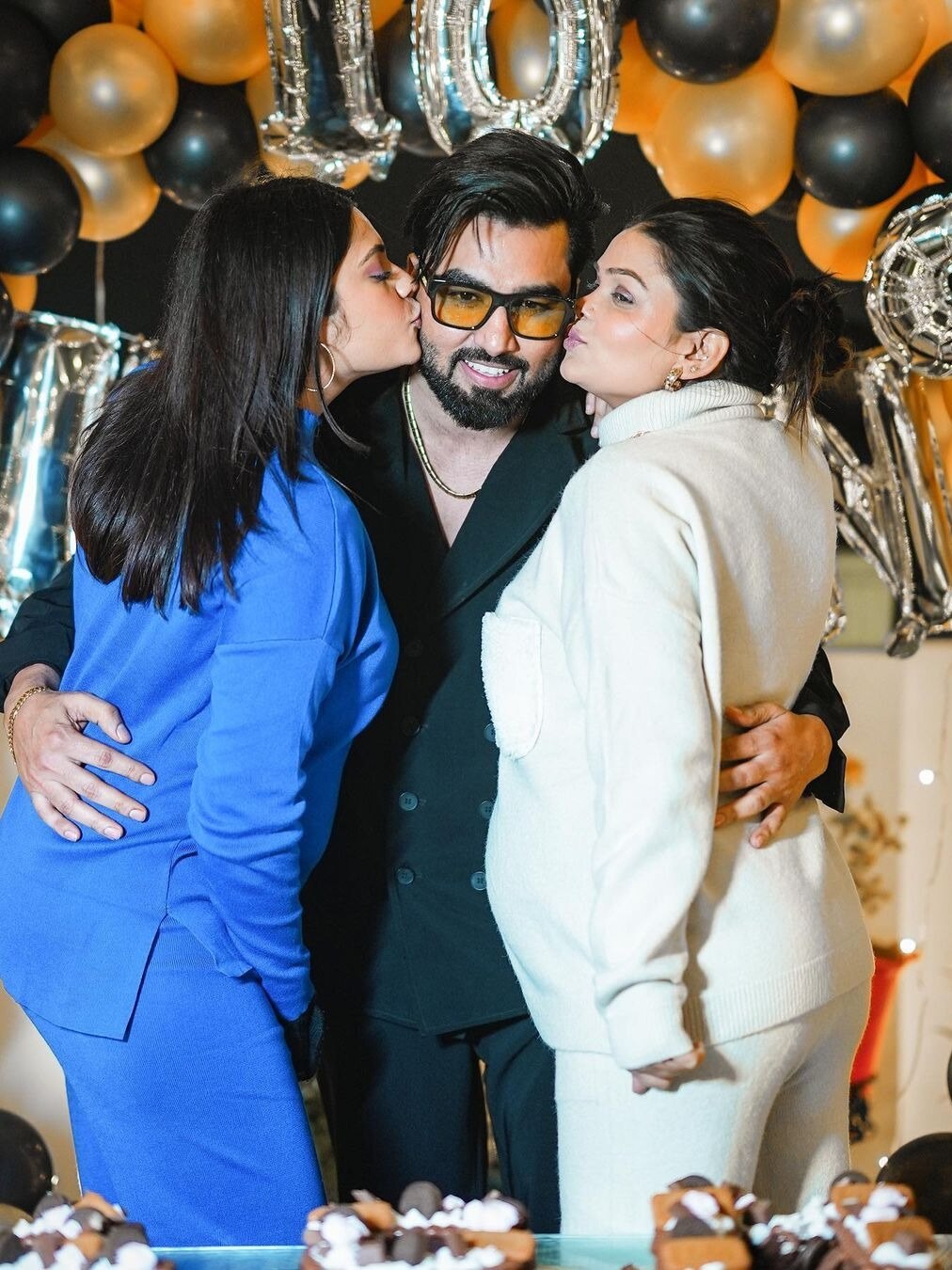 एकसाथ दो पत्नियों संग रोमांटिक हुआ एक्टर, लोग बोले- क्या जमाना आ गया?