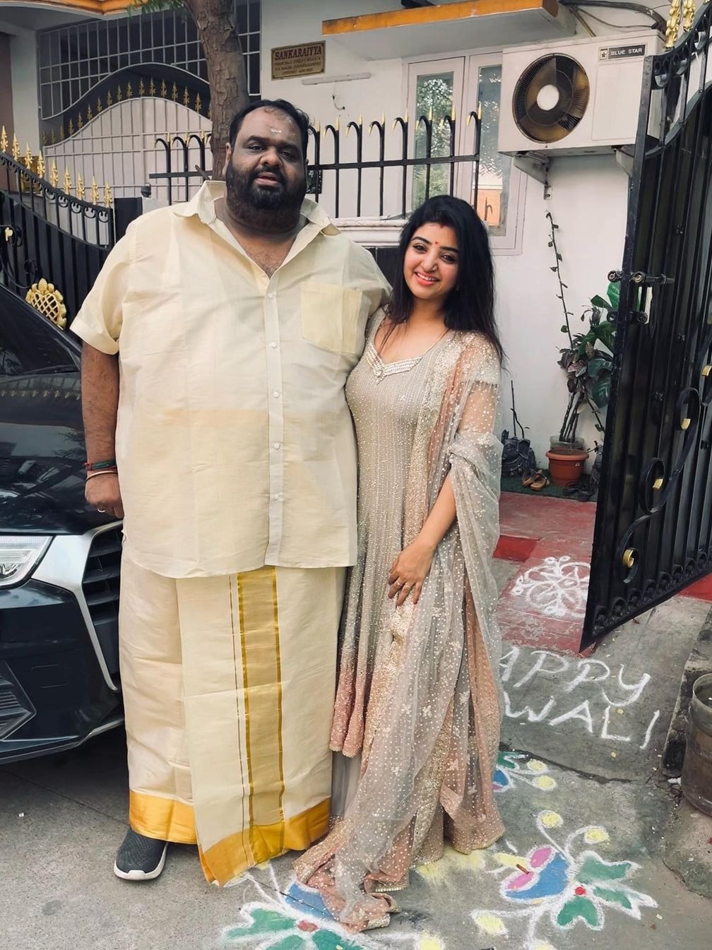 एक्ट्रेस की शादी को बीते 100 दिन, तस्वीर देख यूजर्स ने पूछा- पहले बताओ अमीर कितना है