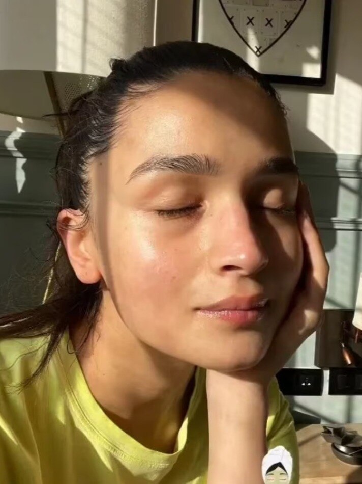 धूप सेकती नजर आईं न्यू मॉम आलिया, चेहरे पर दिखा ग्लो