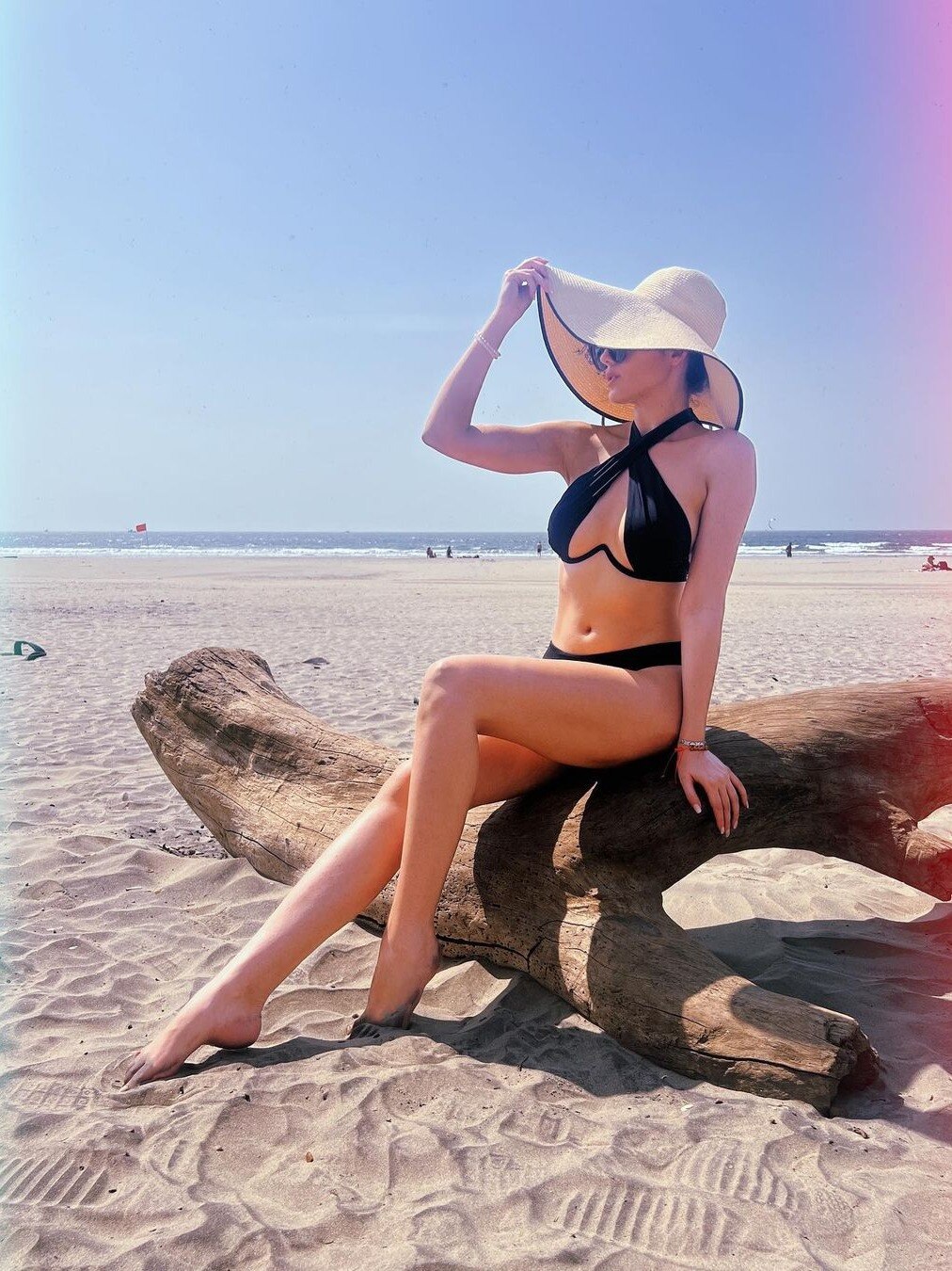 बिकिनी पहनकर ईरानी एक्ट्रेस ने बीच पर लिया 'सनबाथ', यूजर्स बोले- ये जुर्म है