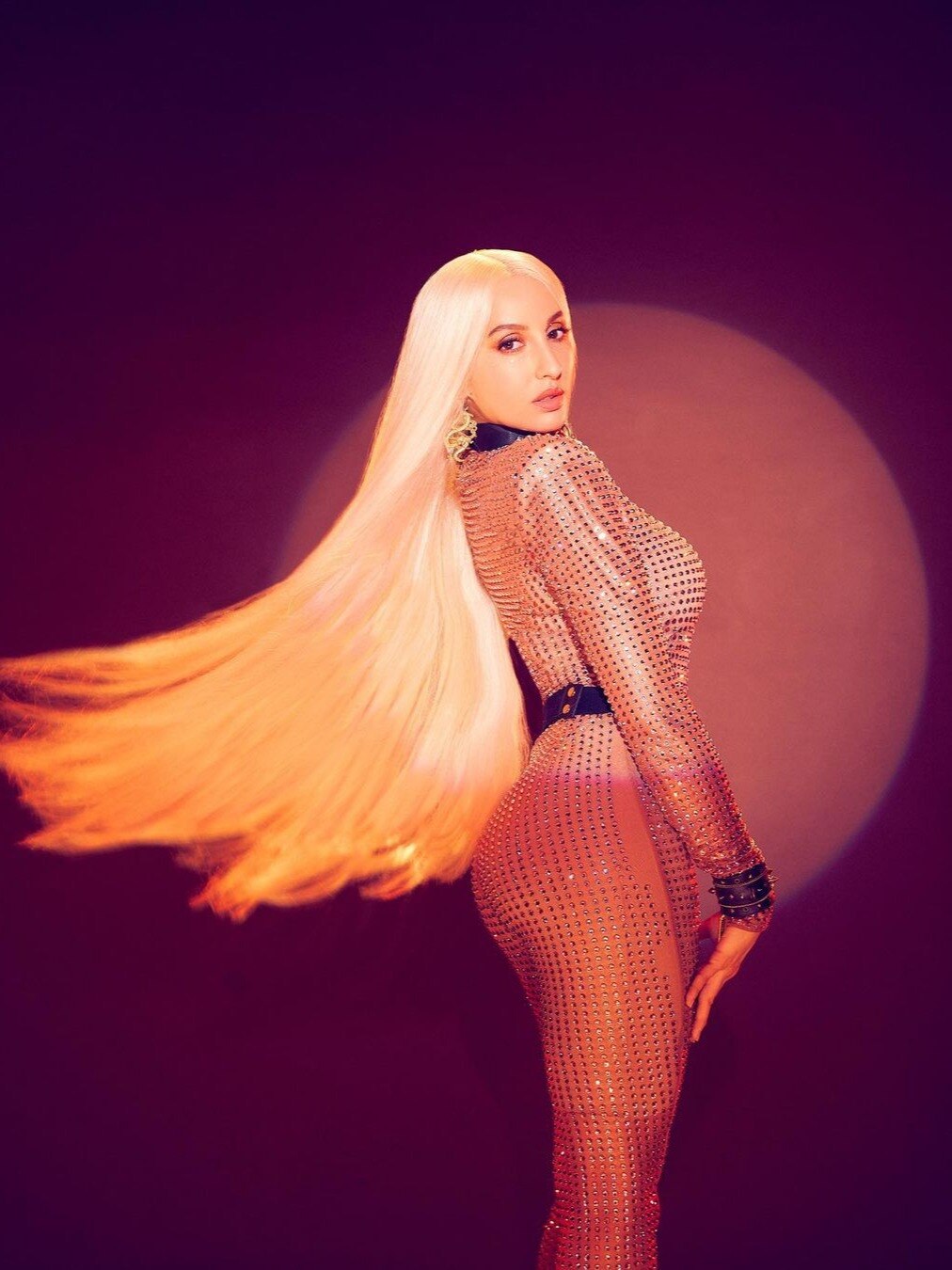  नोरा फतेही को ये क्या हुआ? गोल्डन बालों में दिखाया टशन, घायल हुए लोग