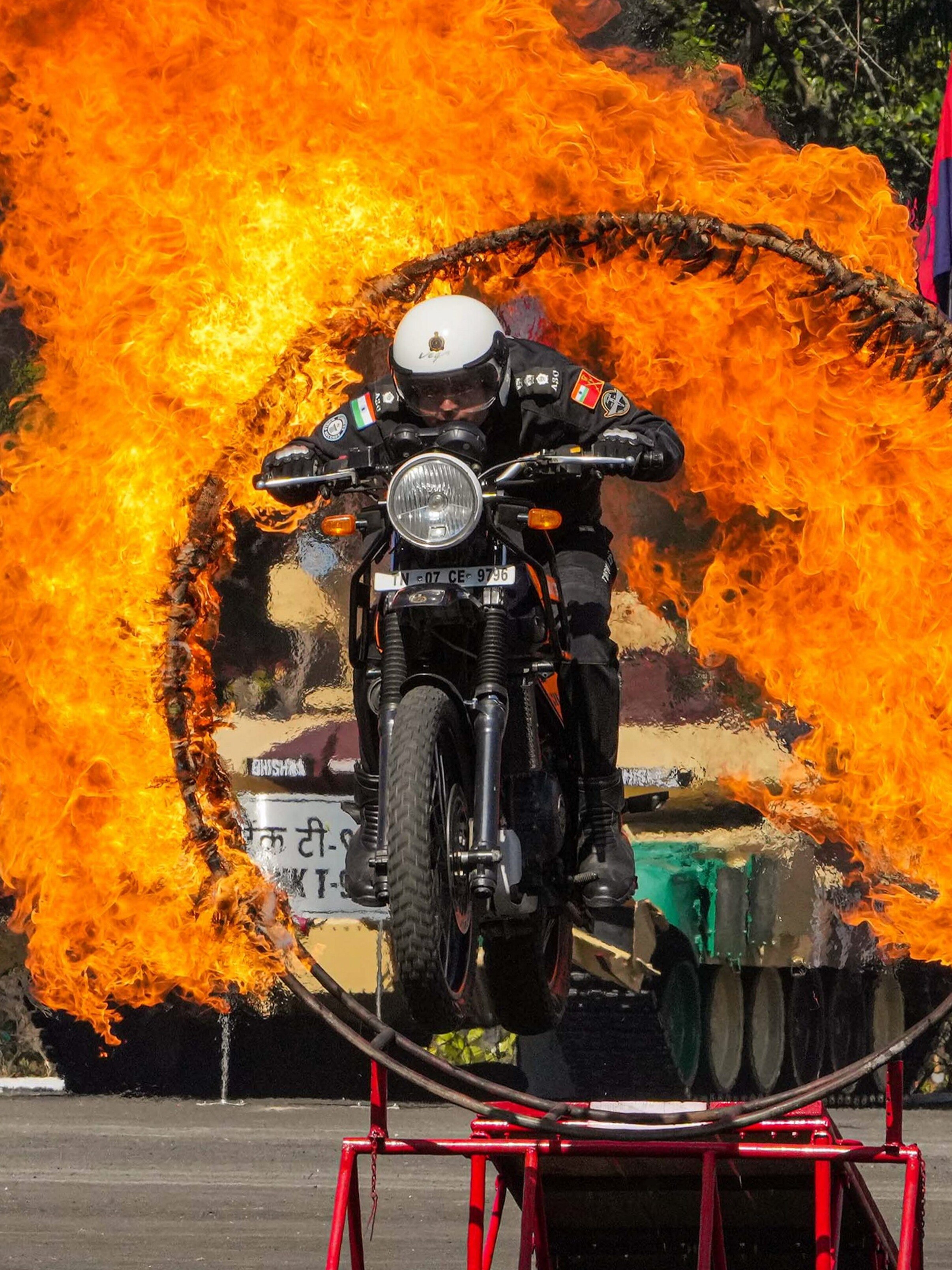 आर्मी डे पर जवानों ने दिखाए हैरतअंगेज करतब, PHOTOS 