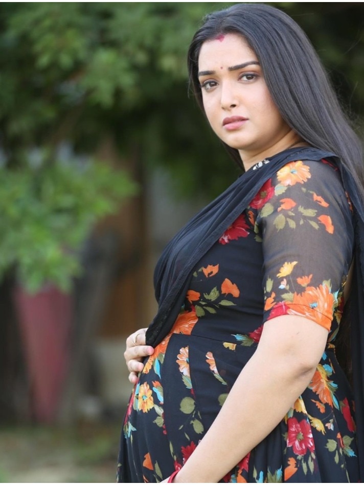 निरहुआ संग रिलेशन की चर्चा, क्या प्रेग्नेंट हैं आम्रपाली दुबे, जानें तस्वीर का सच