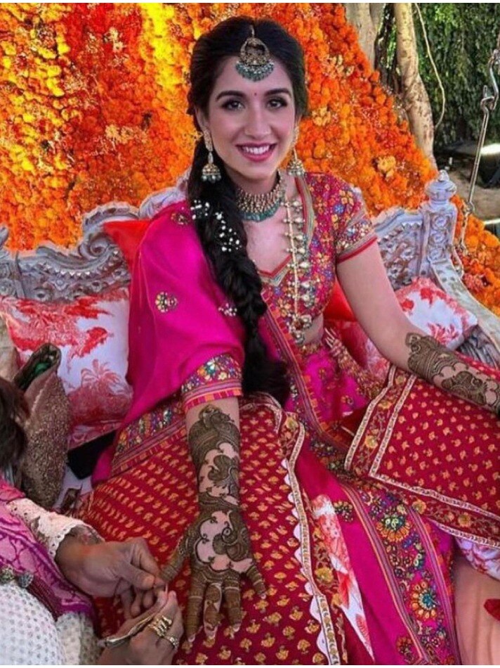 अंबानी परिवार की छोटी बहू ने रचाई मेहंदी, राध‍िका की अनसीन तस्वीर वायरल