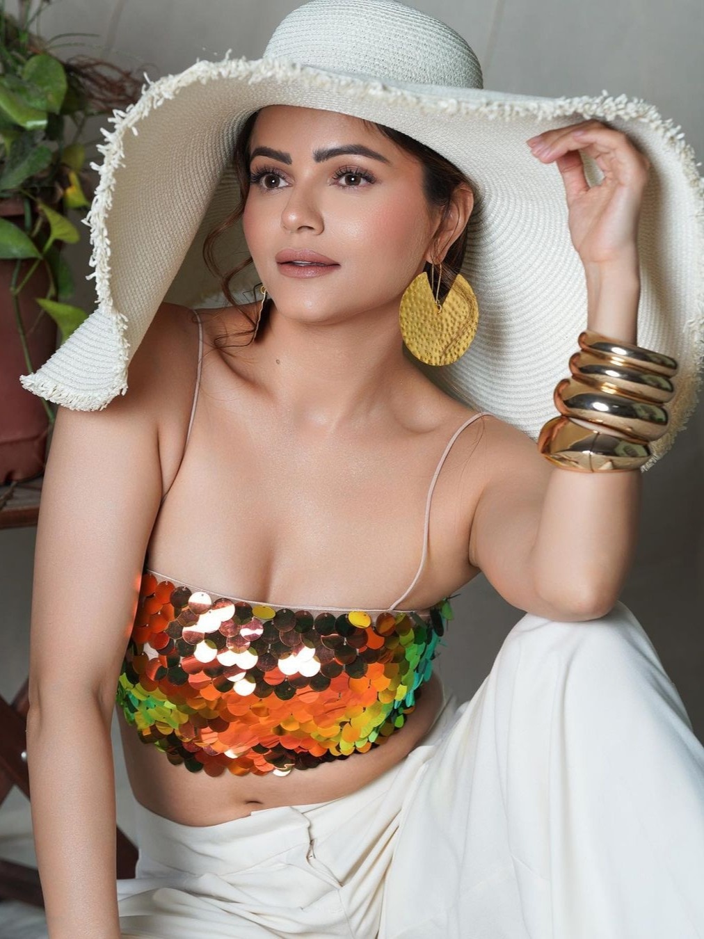 'किन्नर बहू' ने चमकीली ब्रालेट में दिए सेंशुअस पोज, यूजर बोला- कानों में चिप्स?