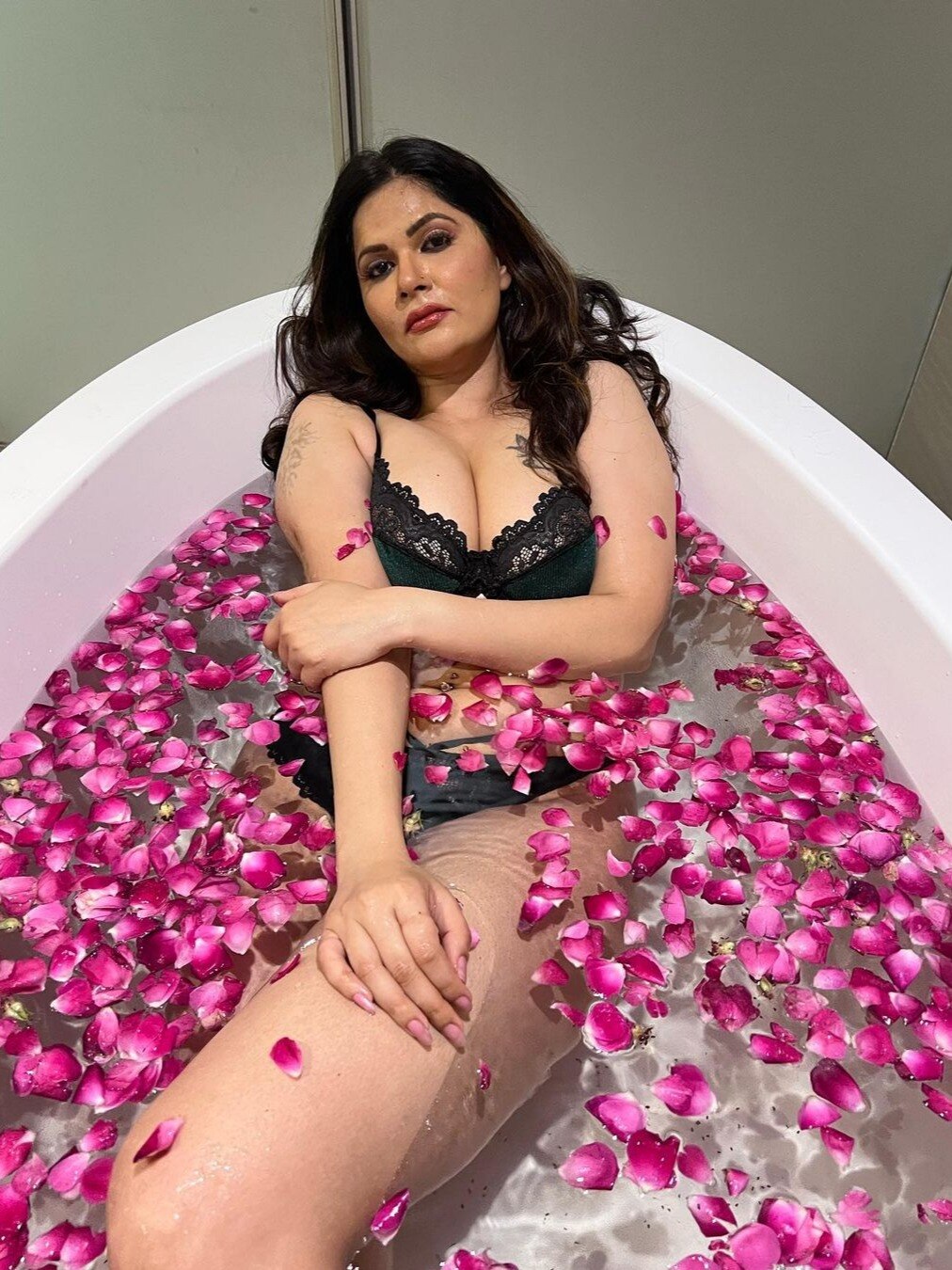 बाथटब में एक्ट्रेस का बिकिनी फोटोशूट, पानी में लेटकर दिए सेंशुअस पोज