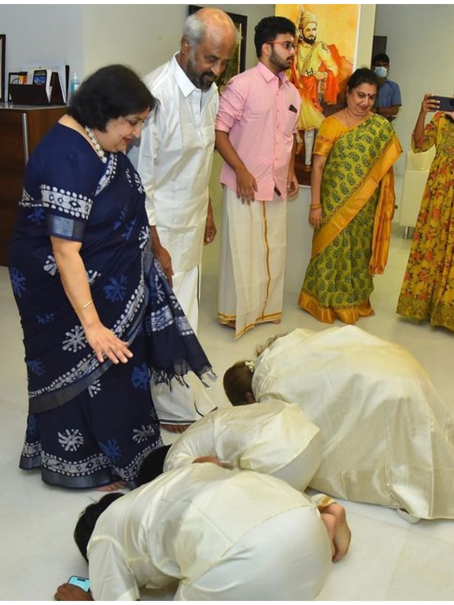 रजनीकांत के पैरों पर बेटी ने रखा सिर, संस्कार देखकर इम्प्रेस हुए फैन्स