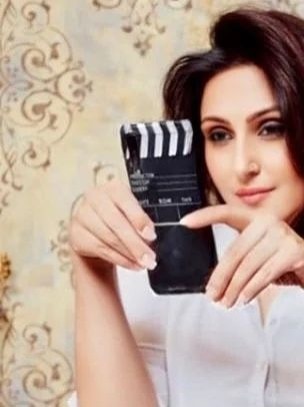 43 की उम्र, तीन बच्चों की मां, बेहद ग्लैमरस हैं राज बब्बर की बेटी