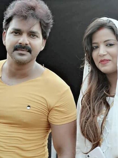 पवन सिंह की वाइफ की मिरर सेल्फी में दिखा शख्स, हुईं ट्रोल  