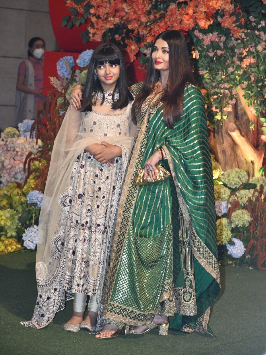 अंबानी परिवार के जश्न में शामिल हुईं ऐश्वर्या, बेटी आराध्या के लुक ने लूटी लाइमलाइट