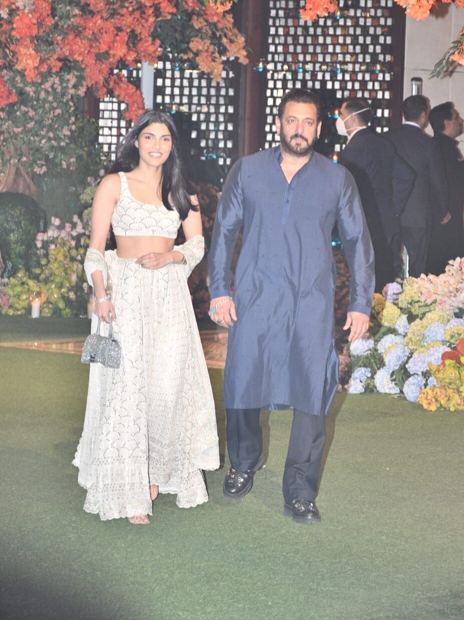 कौन है वो लड़की? जिसके साथ सलमान खान ने मारी एंट्री