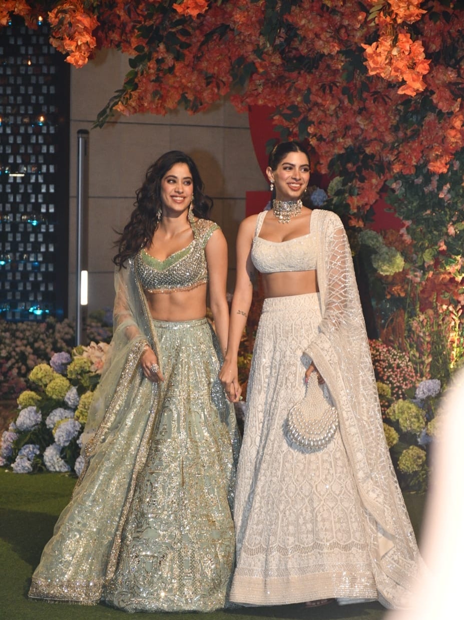 अनंत अंबानी-राधिका की सगाई में छाईं जाह्नवी-खुशी, देसी लुक में लूटी महफिल 