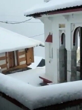 बर्फ की चादर में लिपटा जोशीमठ, देखें वीडियो