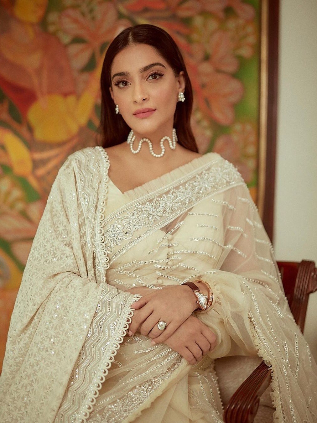 सिल्क नेट साड़ी में सोनम का रॉयल लुक, डायमंड रिंग- पर्ल नेकपीस ने खींचा ध्यान