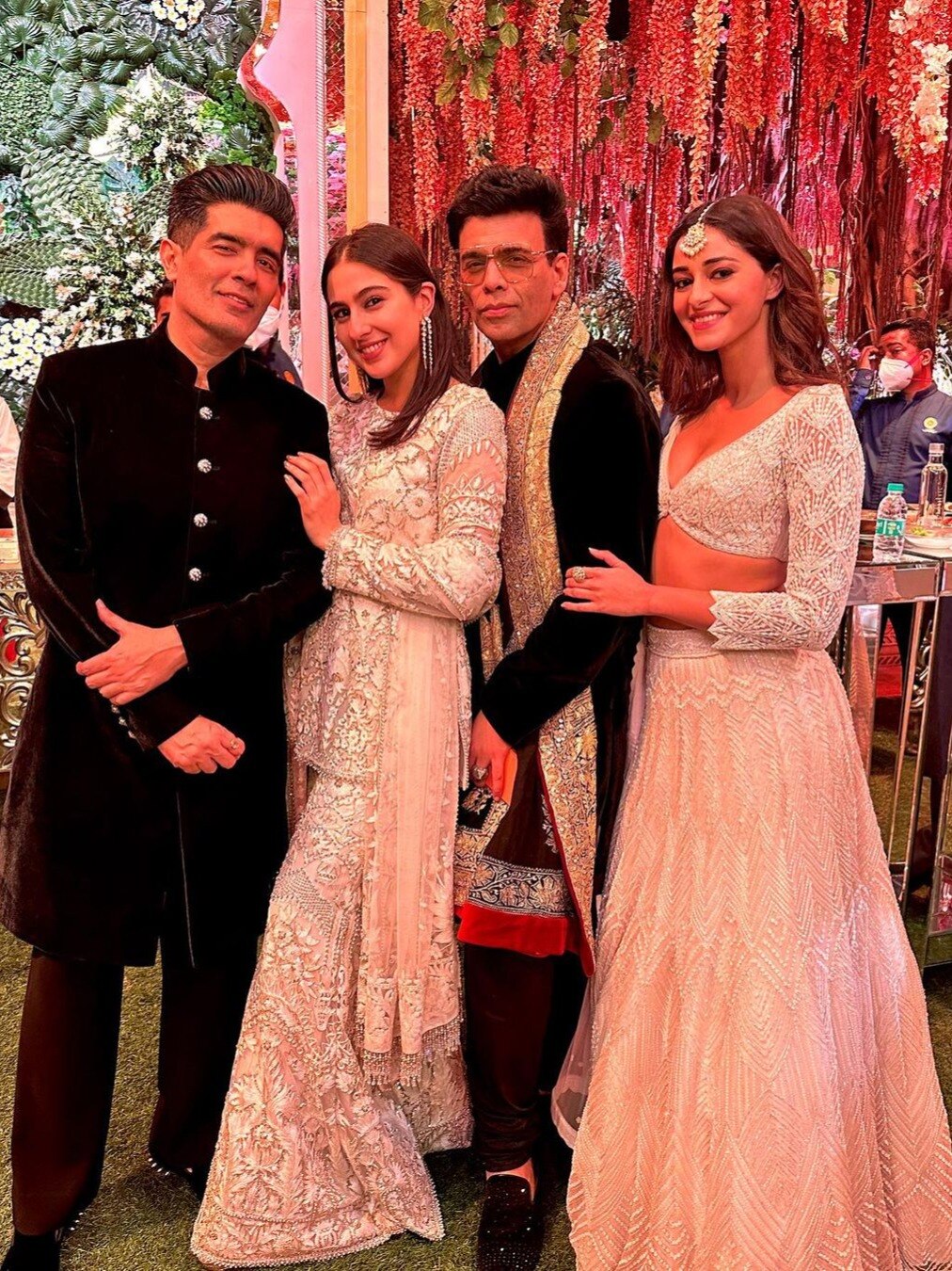 ऑल व्हाइट लुक में छाईं सारा- अनन्या, दिखाई अंबानी परिवार के घर के अंदर की झलक