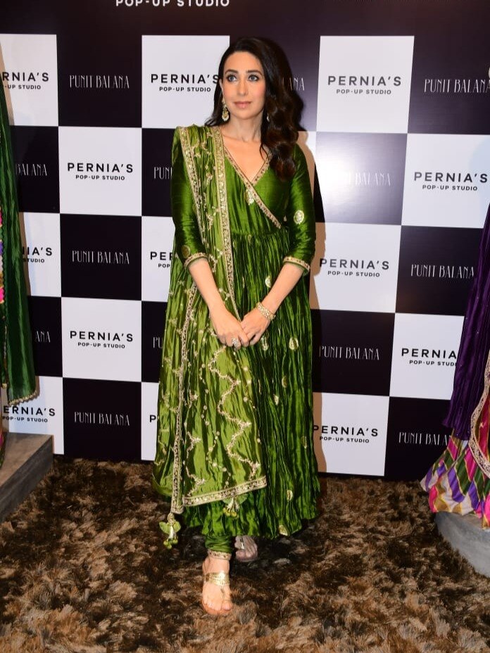 48 की उम्र में फिट हैं करिश्मा कपूर, देसी लुक से जीता दिल