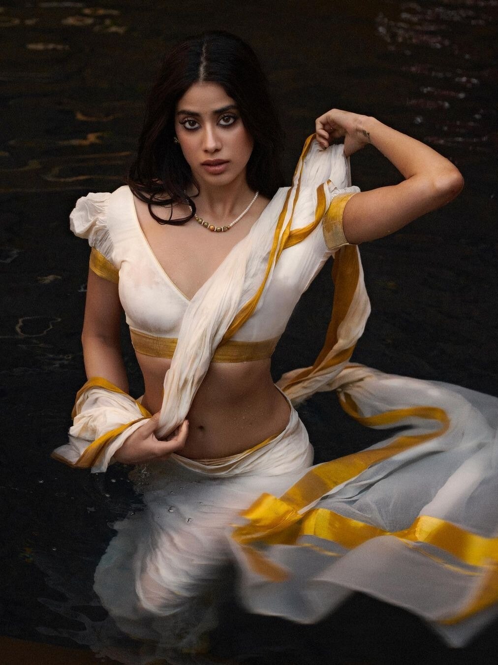 व्हाइट साड़ी पहनकर पानी में उतरीं जाह्नवी, फैन्स बोले- स्वर्ग से आई अप्सरा